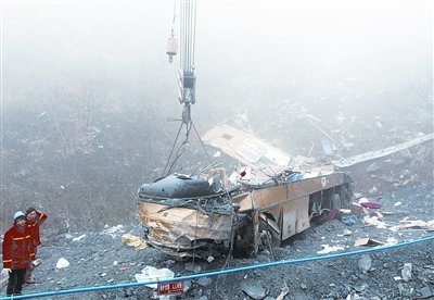图集:湖北客车坠崖车体散架 致7死19伤,图集:湖
