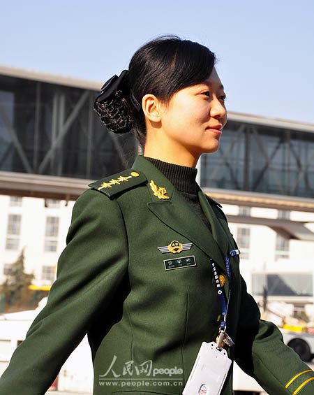 青岛机场边防检查站美女边检员董琳琳的"10厘米服务.