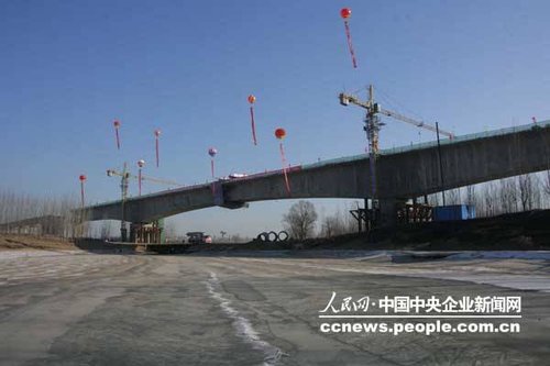 京沪高速铁路全线最大跨度连续梁顺利合拢,京