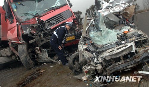 组图京珠高速13车连环相撞致3死9伤