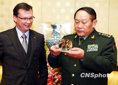 奥地利国防部长向梁光烈送工艺老虎贺中国虎年.