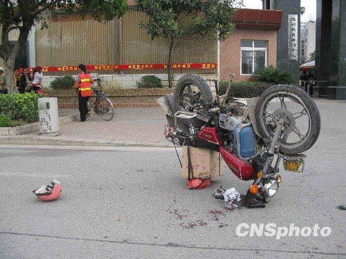 图文:广西柳州发生车祸 摩托车被撞倒立,图文:广