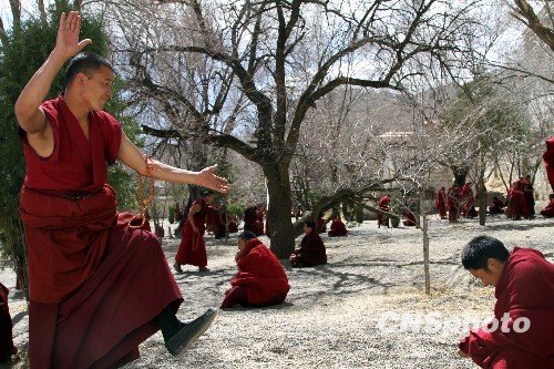 "三·一四"事件两周年到来之际,拉萨哲蚌寺僧人3月13日下午在该寺郭芒