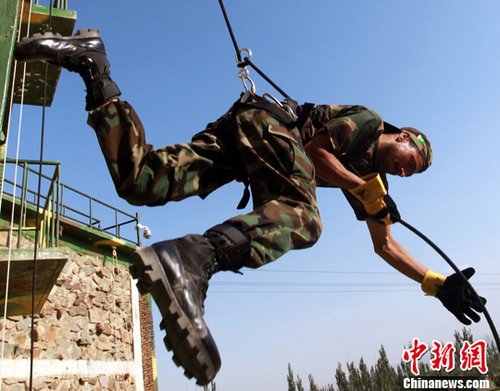 组图:中巴反恐特种兵飞檐走壁