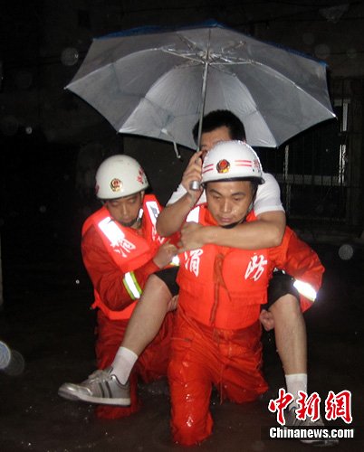 图文:四川渠县洪水突袭消防紧急转移民众_图文