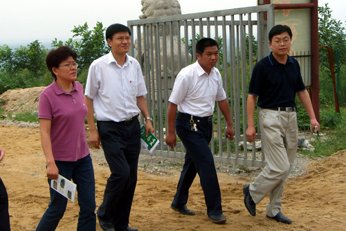 "山东汶川县委书记周桂萍近日接受新华网记者采访时表示,执政为民重要