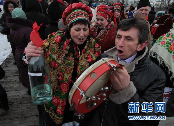 3月6日,在乌克兰基辅,当地民众身着民族服饰庆祝传统节日"谢肉节"