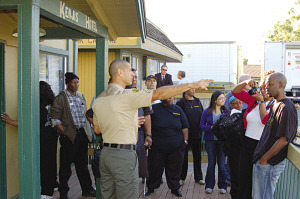 节日近美华人关注如何防盗 买散弹枪自卫亦被