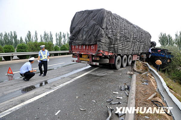 宁夏吴忠市境内高速公路发生两车相撞事故组图