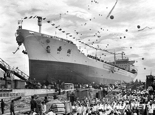 1976年8月23日,中国自行建造的第一艘5万吨级远洋货轮"西湖"号在