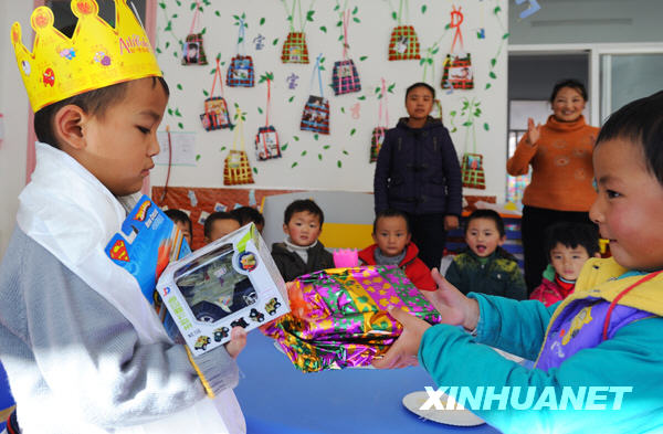 格桑平措和小朋友们一起唱歌跳舞,分享生日蛋糕,第一次在幼儿园内度过