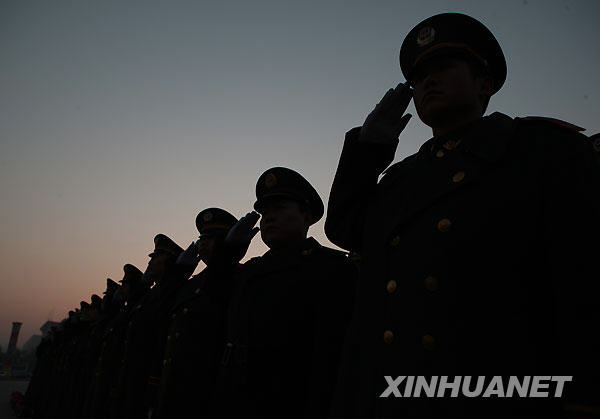 11月23日,参加升旗仪式的武警战士在天安门广场向国旗敬礼.