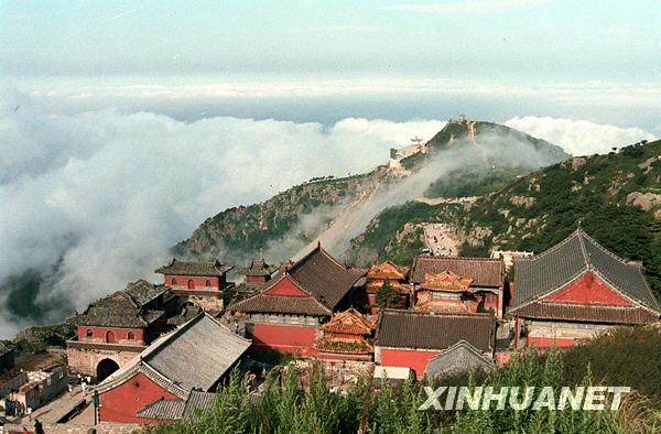 这是泰山最大的高山古建筑群碧霞祠(资料照片)。新华社发 1987年12月11日,驰名中外的中国名山泰山被联合国教科文组织正式列入世界自然遗产和文化遗产保护项目,成为文化与自然双重遗产。泰山是中国众多的自然遗产中第一个被列为世界自然遗产的地方。