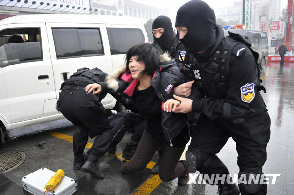 湖北宜昌举行反劫持人质及防爆救援演习