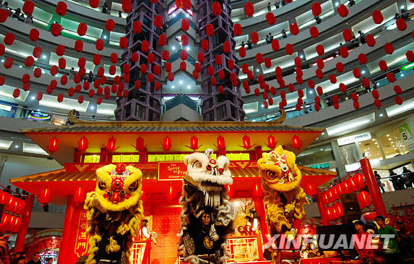2月日,一些演员在尼西亚雅加达的君部达购物商场表演舞狮