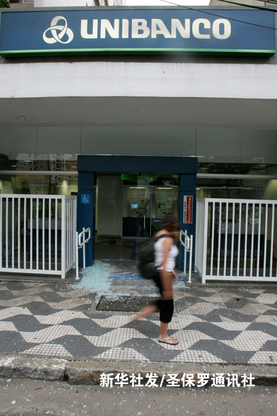 巴西圣保罗一家银行被抢2人受伤,巴西 银行抢