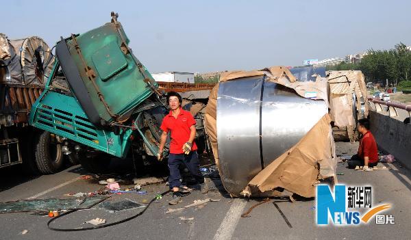 天津发生一起重金属钢材运输行车事故