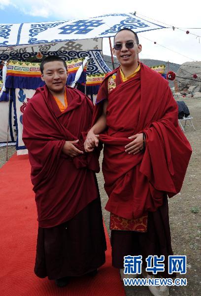 6月6日,第七世热振·洛追嘉措赤烈伦珠活佛(左)迎接中国佛教协会副