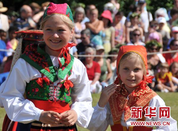 6月25日,在瑞典首都斯德哥尔摩的斯康森公园,瑞典女孩穿上民族服装