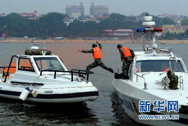 6月27日,河北公安边防海警支队干警在演练中登上"不法分子"的船只