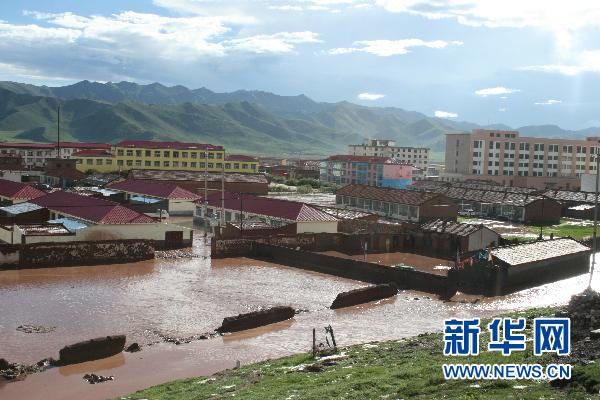 果洛藏族自治州玛沁县因短时暴雨引发洪涝灾害,州府玛沁县大武镇积水