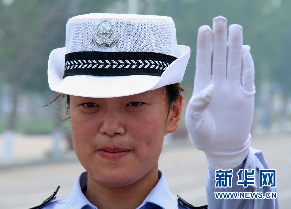7月6日,山东省临沂市郯城县一名女交警在高温下执勤.