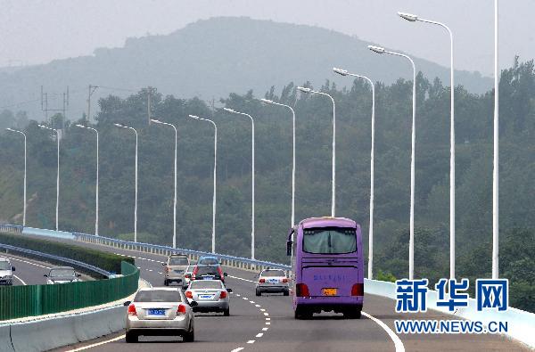 郑少高速公路上千盏路灯成摆设