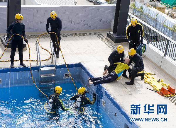 香港消防处潜水组展示水中救援