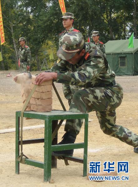 9月17日,一名武警战士在进行单手劈砖演练.新华社记者李勇摄