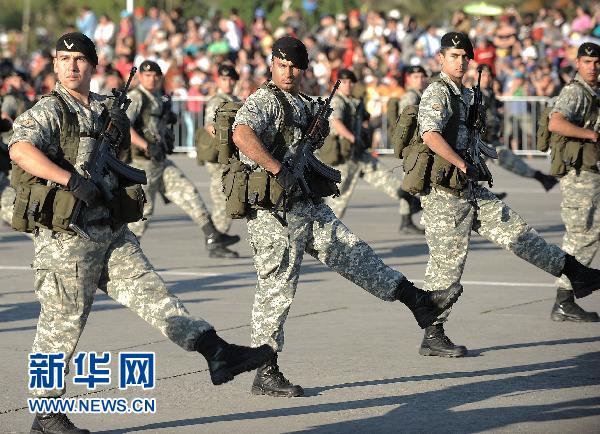 9月19日,智利陆军特种兵列队参加智利首都圣地亚哥举行的阅兵仪式.