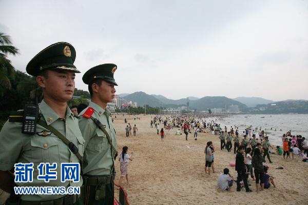 10月1日,在深圳大梅沙海滨浴场,广东边防七支队八中队官兵在哨位