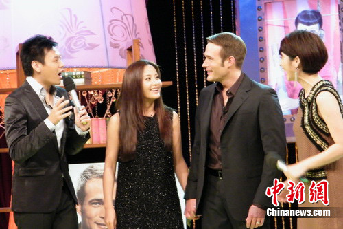 马雅舒携洋老公同录节目 不避嫌亲吻秀恩爱__