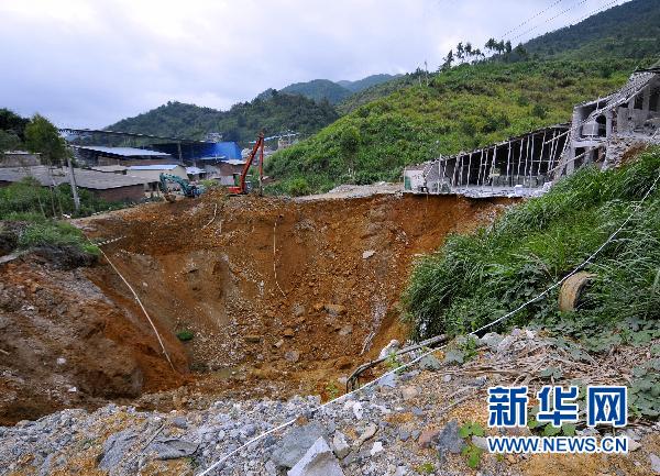 福建龙岩市新罗区适中镇地面岩溶塌陷6人失踪