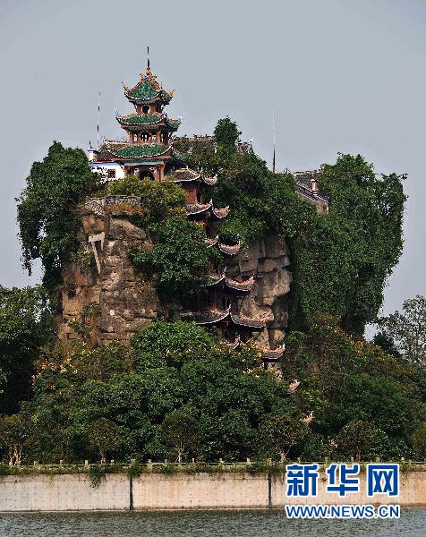 这是石宝寨全景(10月29日摄).新华社发(阮藐藐摄)