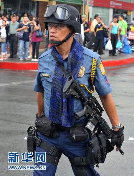 11月3日,一名全副武装的菲律宾警察在首都马尼拉街头巡逻.