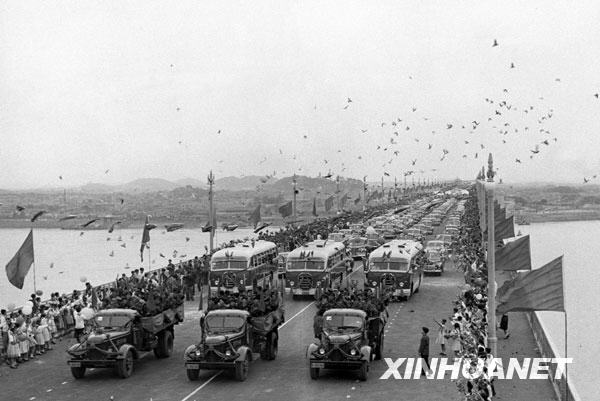 1957年10月15日,中国第一座跨越长江的大桥—武汉长江大桥举行