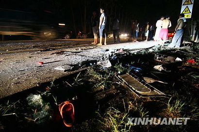 8月16日晚在安徽太和拍摄的交通事故现场.新华