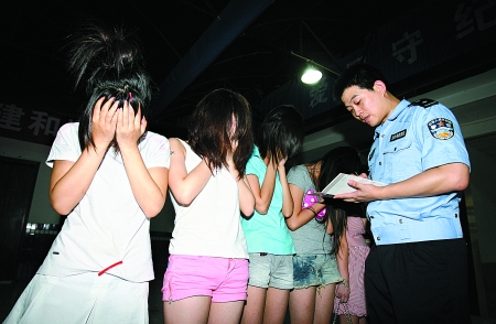 重庆千警夜袭 现场抓获13涉黄女子(图)_卖淫嫖娼_滚动