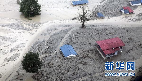 这是从直升机上俯瞰灾后的清平乡,许多民房被泥石流掩埋(8月13日摄)