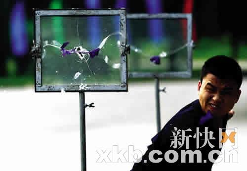 番禺千警锤炼精兵迎亚运 飞针穿玻璃 令人叫绝