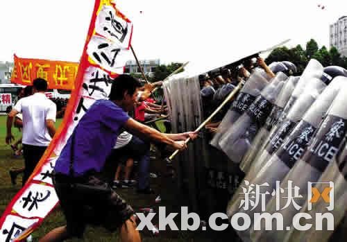 番禺千警锤炼精兵迎亚运 "飞针穿玻璃"令人叫绝_广州亚运 警察_滚动新闻_温州网