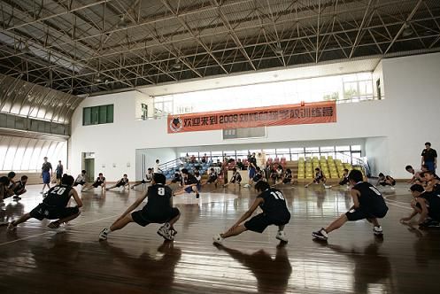 刘炜篮球学校暑期训练营开营_刘炜 中国 上海