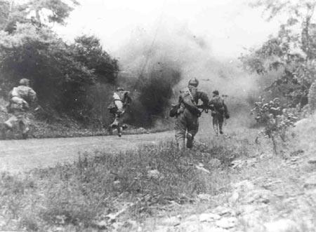 1950年10月25日,志愿军第40军一部在温井西北两水洞追歼南朝鲜军.
