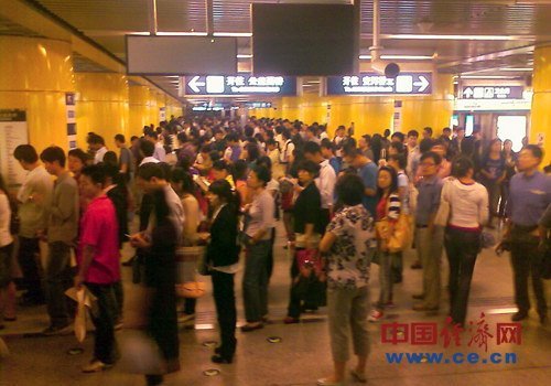 今晨京地铁4号线早高峰再出故障 大量乘客滞留