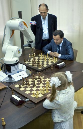 俄罗斯国际象棋机器人同时与三大高手对弈