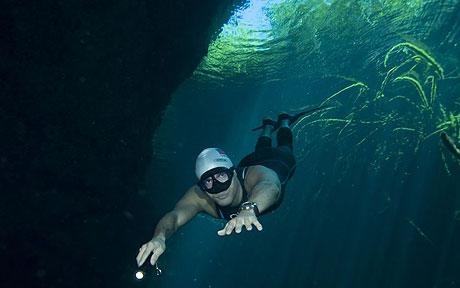 一口气游150米 委内瑞拉男子打破岩洞潜水世界