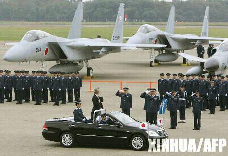 图为:日本首相小泉纯一郎乘皇冠轿车在茨城县的自卫队空军基地的典礼