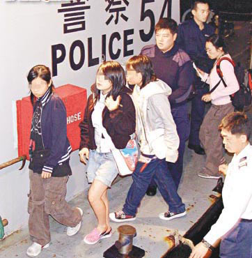 三名燒炭企圖自殺女學生(左前三人),由水警輪從長洲送院.