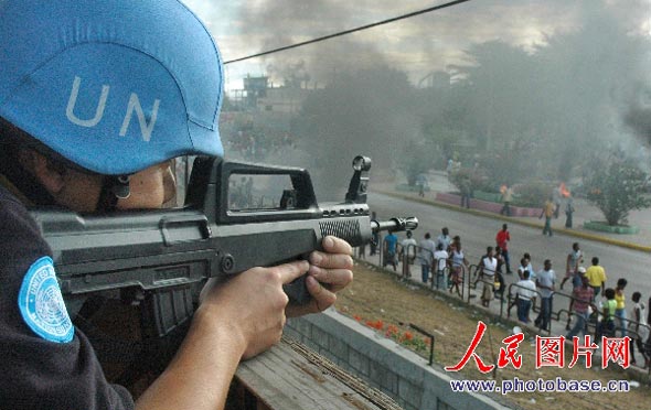 中國防暴隊員隨時準備2月13日,海地太子港發生騷亂事件,總統候選人