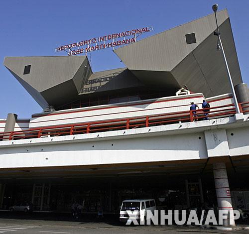 5月4日,在古巴首都哈瓦那的何塞·马蒂机场,士兵在一架波音737客机旁